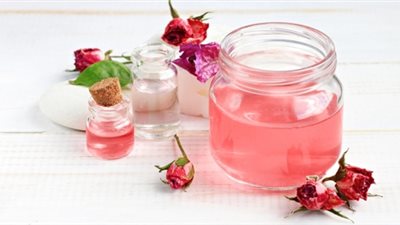 يعالج الكثير من مشكلات البشرة.. تعرف على أضرار وفوائد ماء الورد