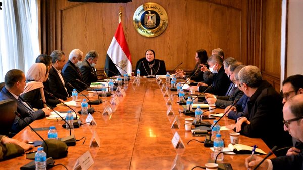 وزيرة التجارة والصناعة