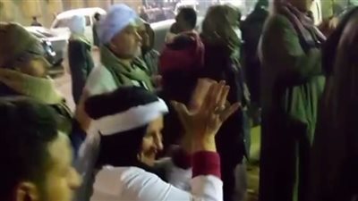 بالزغاريد والأناشيد.. المئات يحتفلون بمولد سيدي علي زين العابدين في السيدة زينب | بث مباشر