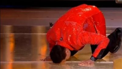 رامز جلال يسجد بعد تسلمه جائزة Joy Award.. وتركي آل الشيخ يمازحه: لابس لي ترتر