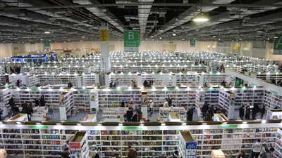 زيارات مكثفة وفعاليات مميزة.. ختام اليوم الأول من معرض القاهرة الدولي للكتاب | صور