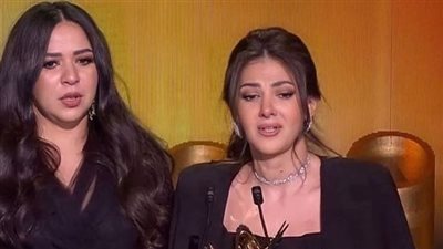حزن ممزوج بالسعادة.. إيمي ودنيا سمير غانم تصفان مشاعرهما لحظة تكريم والديهما في Joy Awards | فيديو