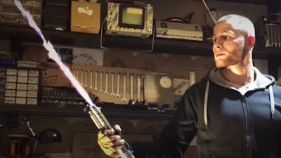 من ساحات الخردة.. يوتيوبر يبتكر أول سيف ضوئي في العالم يقطع الفولاذ ويدخل موسوعة جينيس