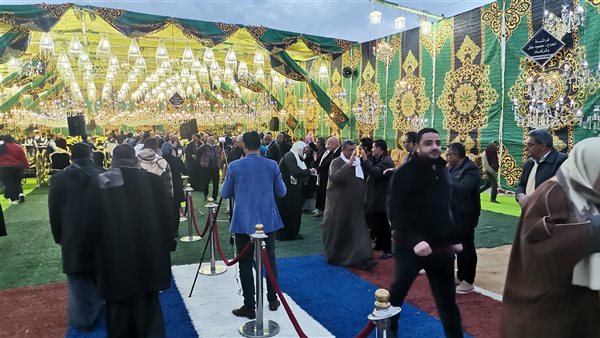 توافد الأهالي على