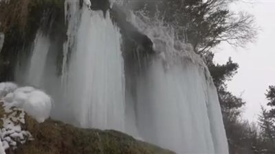 أثر طبيعي ويغير لونه من الأبيض إلى البني.. شلال حراري يتجمد في رومانيا │ صور