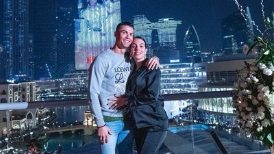 كريستيانو يحتفل بعيد ميلاد جورجينا في برج خليفة.. والمتابعون: شايفين المفاجآت يا بتوع الورد | فيديوجراف