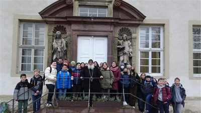 بتشجيع من زميلتهم المصرية.. طلاب مدرسة يزورون ديرًا قبطيًّا في ألمانيا سيرًا على الأقدام