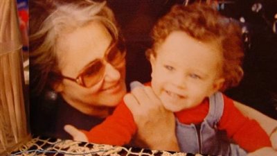 حسام حبيب ينشر صورة في طفولته مع جدته وينعيها: سنلتقي مرة أخرى