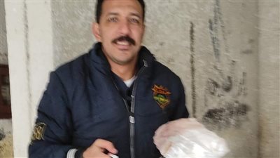 الدنيا لسه بخير.. شاب يوزع وجبة سمك على البسطاء ببورسعيد