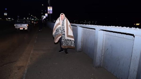 شاب سوهاج يرتدي بطانية