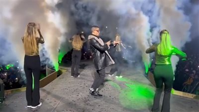 بعد عمر كمال.. حسن شاكوش يظهر مع راقصات استعراضيات بحفل السعودية