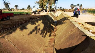 محافظ أسوان: استكمال تنفيذ مشروع تأهيل وتبطين الترع لتحسين البيئة