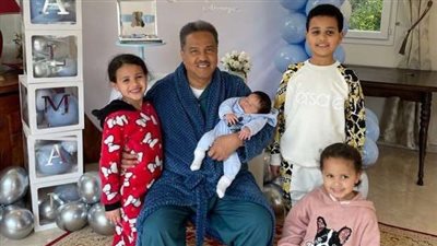 أول صورة للفنان محمد عبده مع مولوده الجديد سلمان وأبنائه الـ 3