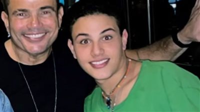 ظهور نادر لـ عمرو دياب يرقص مع نجله عبد الله بإحدى الحفلات | فيديو