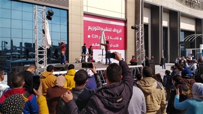 فقرات السيرك وعروض الموسيقى والغناء تجذب رواد اليوم الثالث لمعرض الكتاب 53