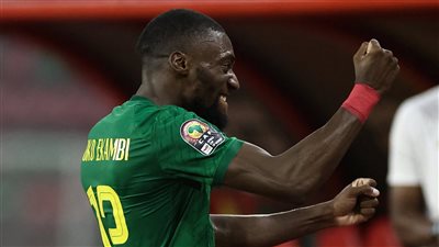 إكامبي يتوج بجائزة أفضل لاعب في مباراة الكاميرون وجامبيا