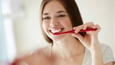 يحذر الخبراء من مخاطر الإصابة بأمراض اللثة لديك إذا قمت بتنظيف أسنانك بهذه الطريقة
