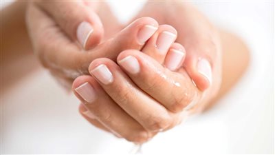 وصفات طبيعية تساعد على تفتيح الأيد