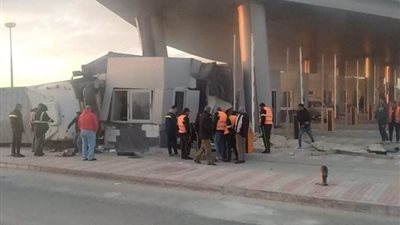 اصطدام سيارة نقل تريلا بغرفة تحصيل كارتة أكتوبر أعلى الدائري الأوسطي | صور 