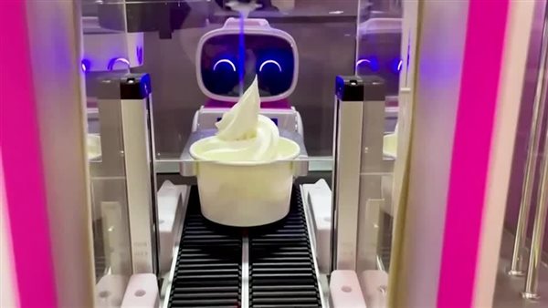 روبوت لتقديم الآيس