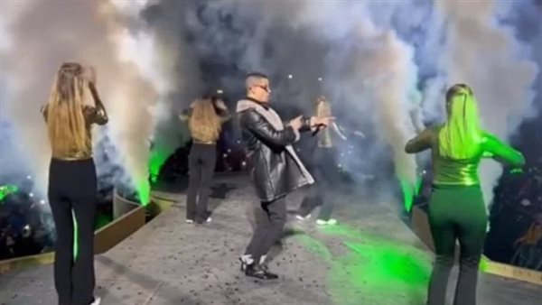 عمر كمال مع راقصات