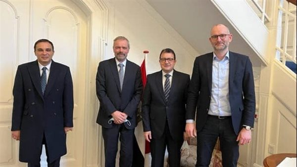 السفير المصري يلتقي