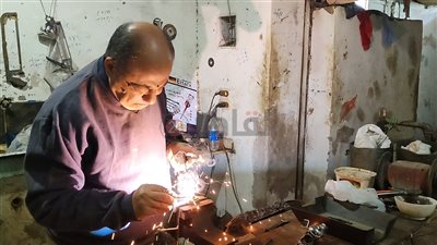 عم مجدي.. فنان موهوب يحوِّل الخردة إلى تُحف فنية بالغردقة: أغلب زبايني أجانب | صور وفيديو