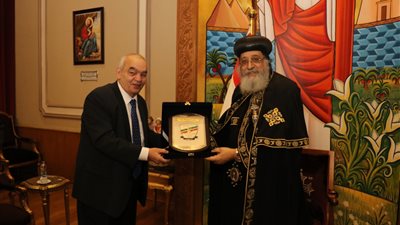 رئيس قضايا الدولة يهدي البابا تواضروس درع الهيئة تقديرا لدور الكنيسة | صور