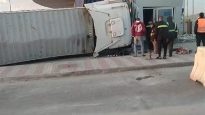 تحليل مخدرات للسائق المتسبب في اصطدام سيارة نقل بغرفة تحصيل كارتة أكتوبر