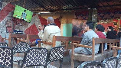 إقبال ملحوظ للمواطنين على المقاهي في سوهاج لمتابعة مباراة المنتخب| صور 