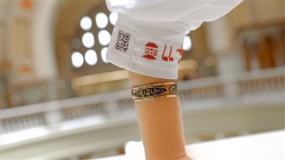 للكشف عن التاريخ المصري دون مرشد سياحي.. مصرية تبتكر فستانًا فرعونيًا بشفرة الـ QR | فيديوجراف