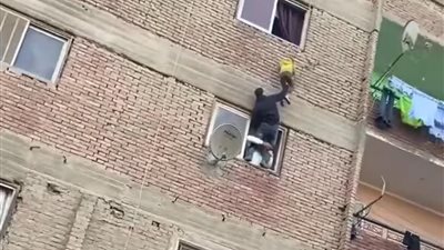 شابان ينقذان طفلا كاد يسقط من الثالث في عين شمس.. والمتابعون: سلّم يارب دي معجزة | فيديو