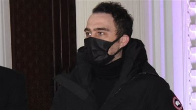 حسام حبيب يصل إلى عزاء جدته بـ مسجد الشرطة في التجمع الخامس