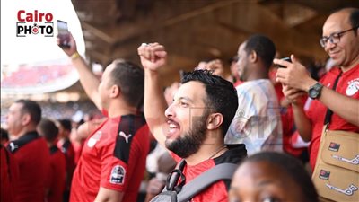 حماس وفرحة جنونية للجماهير المصرية في ملعب المباراة بعد التقدم على منتخب المغرب | بث مباشر