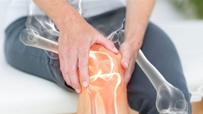 زيت اللوز وكمادات المياه الدافئة.. طرق بسيطة للتخلص من برد العظام 