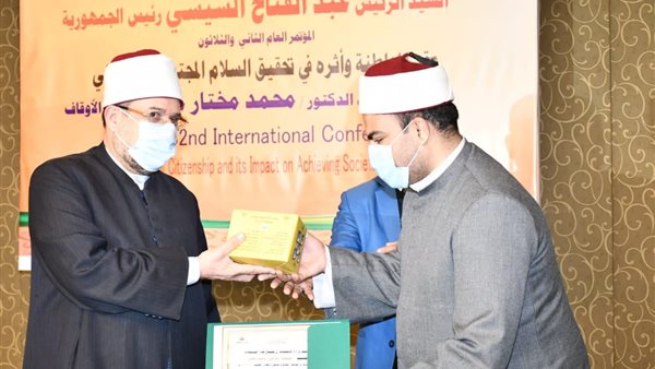 وزير الأوقاف مع المكرمين