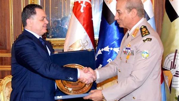 وزير الداخلية يستقبل