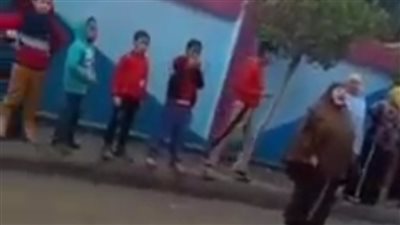 بطريقة عبلة كامل في فيلم اللمبي.. ولية أمر تغشش ابنتها حل امتحان من أمام المدرسة | فيديو