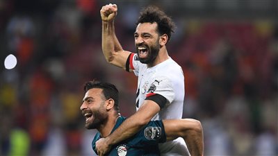 لمّ شمل اللاعبين والدفاع عنهم وكيروش يأخذ برأيه.. مشاهد تبرز دور صلاح في قيادة منتخب مصر | تقرير 