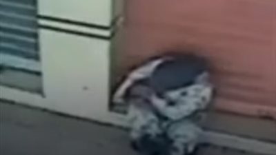 ولا يُفلح الساحر حيث أتى.. كاميرات ترصد أشخاصًا يرشون ماءً مسحورًا أمام المنازل | فيديوجراف