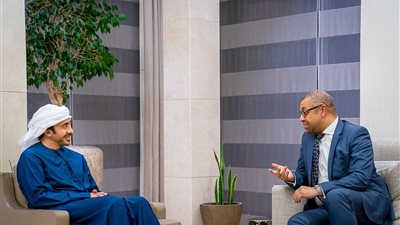 خلال استقباله بـ أبو ظبي.. وزير الدولة البريطاني يدين استهداف ميليشيا الحوثي لـ الإمارات