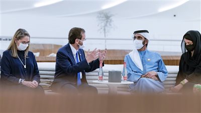 محمد بن راشد يستقل رئيس إسرائيل في إكسبو دبي 2020 ويبحثان التعاون المشترك | فيديو