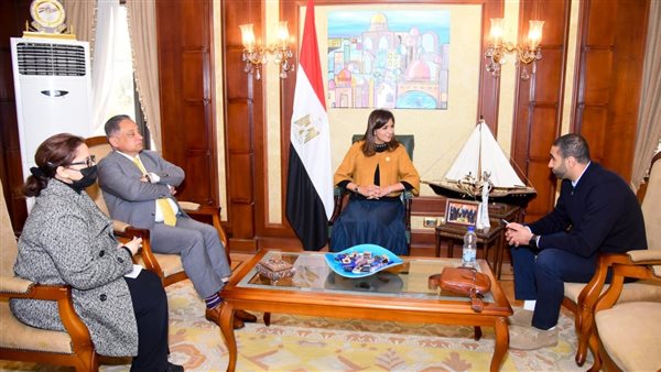 السفيرة نبيلة مكرم