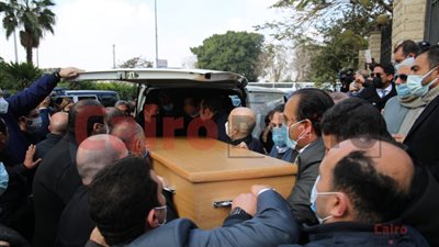 وصول جثمان اللواء عبد السلام المحجوب إلى مقابر العائلة استعدادا لدفنه | صور 