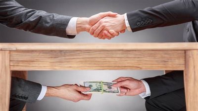 حبس متهمين جديدين في واقعة تورط رجل أعمال شهير بقضية رشوة بأكتوبر