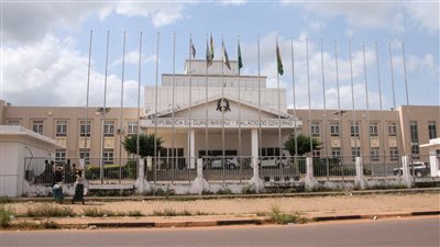 تطورات الانقلاب في غينيا بيساو.. احتجاز الرئيس وفوضى في شوارع العاصمة |فيديو وصور