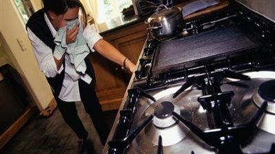 أستاذ طب شرعي عن الوفاة اختناقًا بالغاز: خادع عديم الرائحة.. ويعيق خلايا المخ والقلب