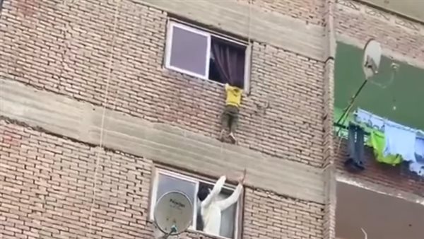 الطفل المتعلق لحظة