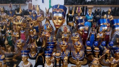 الأجداد سعداء بالأحفاد.. حكاية أقدم مصنع ألباستر في الأقصر.. رأس نفرتيتي بـ400 جنيه.. أحمد: زي ما ورثتها هورّثها لعيالي