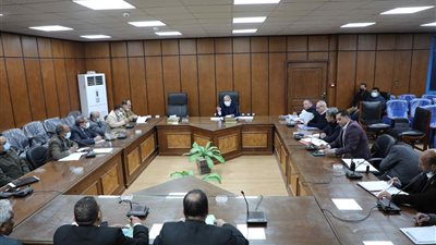 محافظ المنيا يناقش مع النواب عددا من طلبات المواطنين بمختلف القطاعات الخدمية